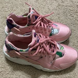 Nike women’s pink floral nike huarache